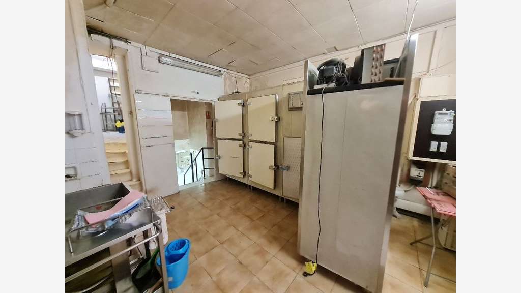DAB local ancienne boulangerie 235m² à Versailles