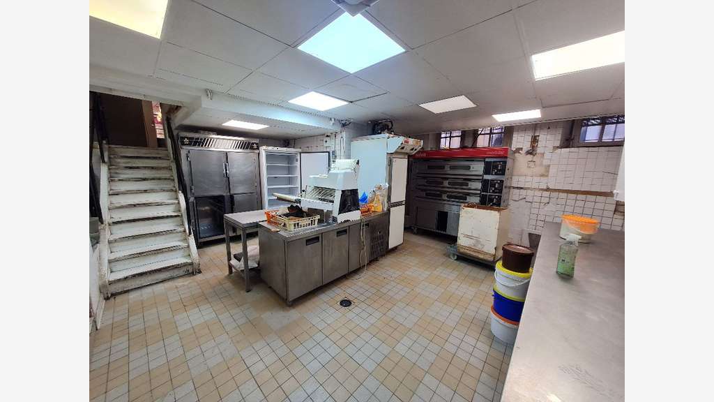 DAB local ancienne boulangerie 235m² à Versailles