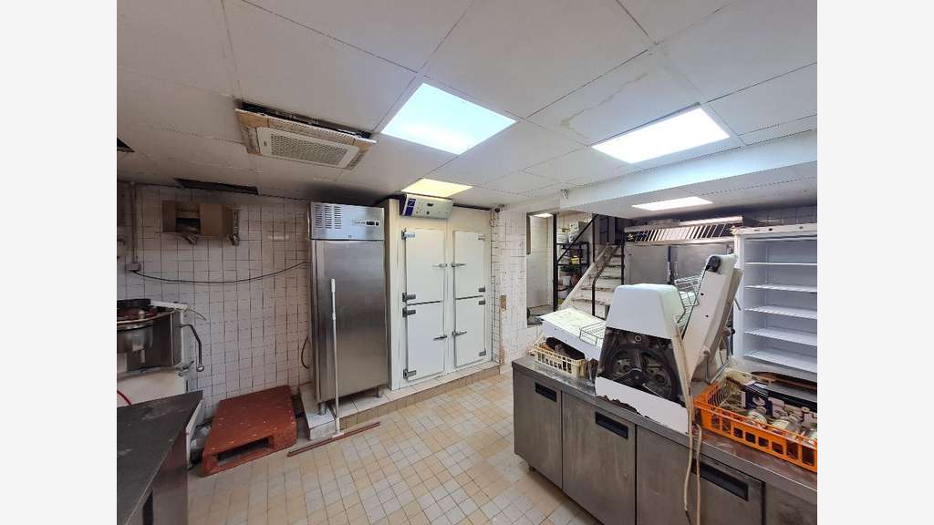 DAB local ancienne boulangerie 235m² à Versailles