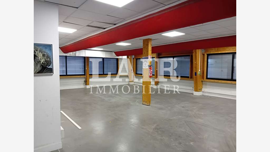 À vendre bâtiment industriel 3000m² zai Berd'huis