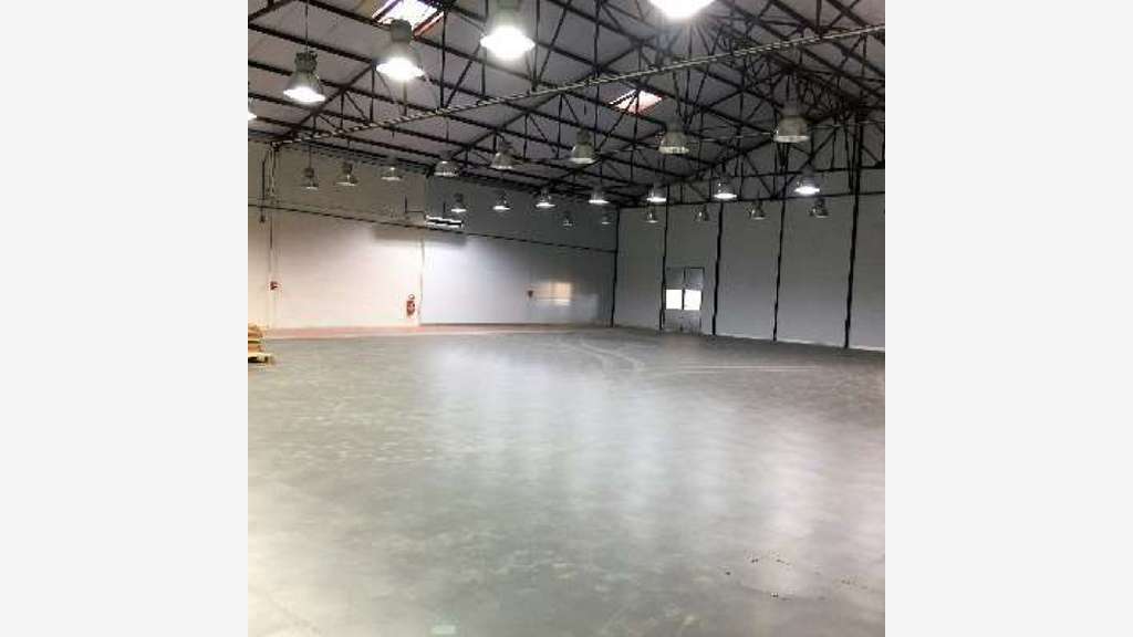 À louer 2 entrepôts de 2 400m² proche d'Orléans