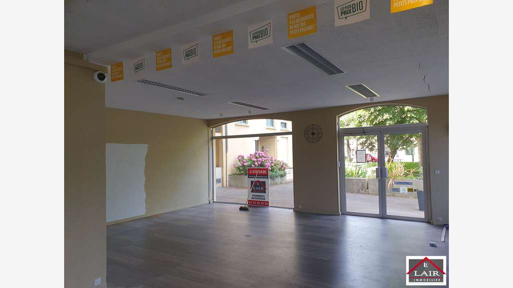 A louer local commercial 110m² parkings à Alençon
