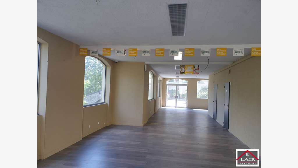 A louer local commercial 110m² parkings à Alençon