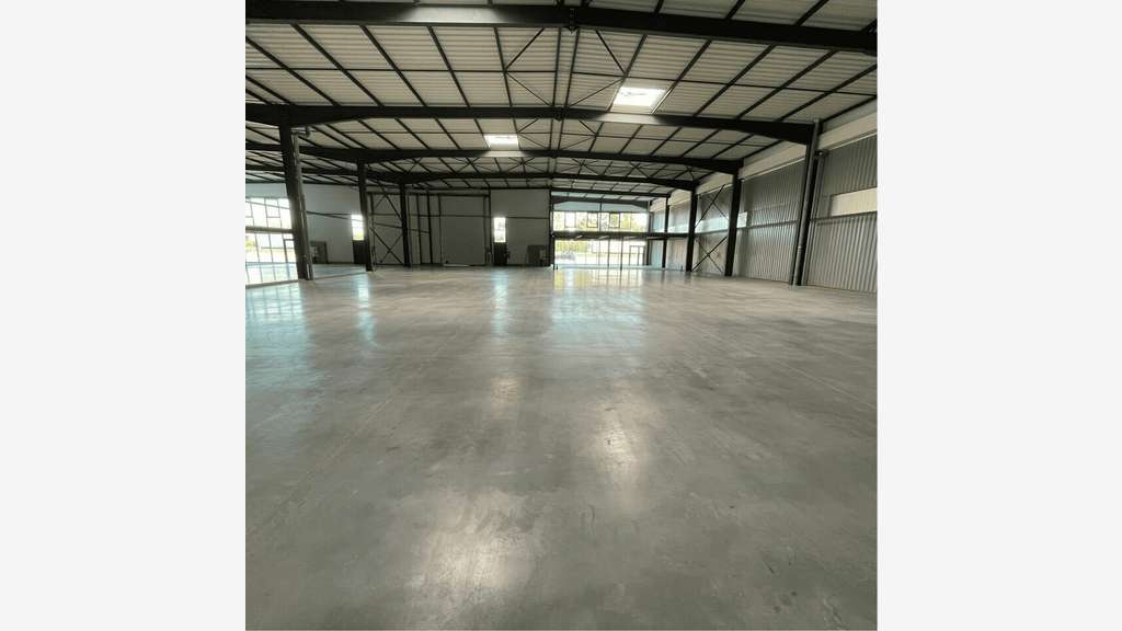 A louer local commercial 956m² à Ambérieux A46