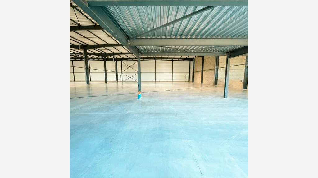 A louer local commercial 956m² à Ambérieux A46