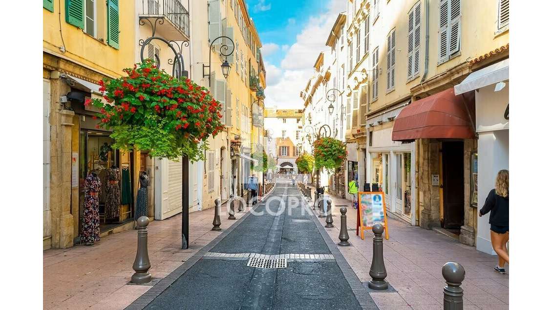 A louer local saisonnier 60m² à Antibes centre 