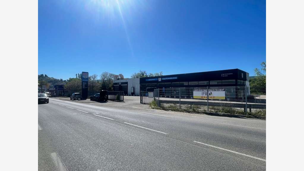 A louer local commercial de 355m² à Apt