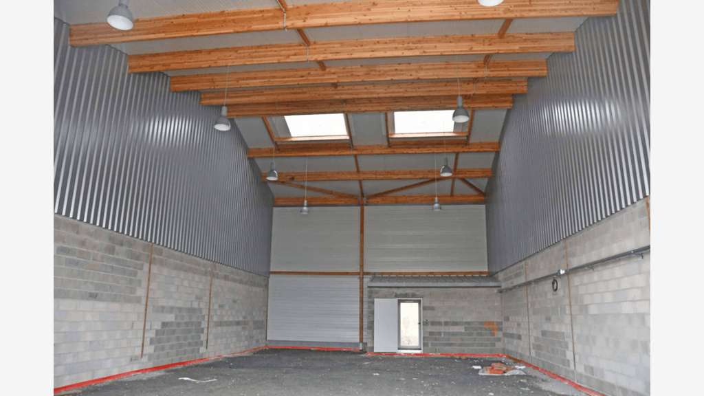 À louer atelier de 200 à 300m² à Laboutarié