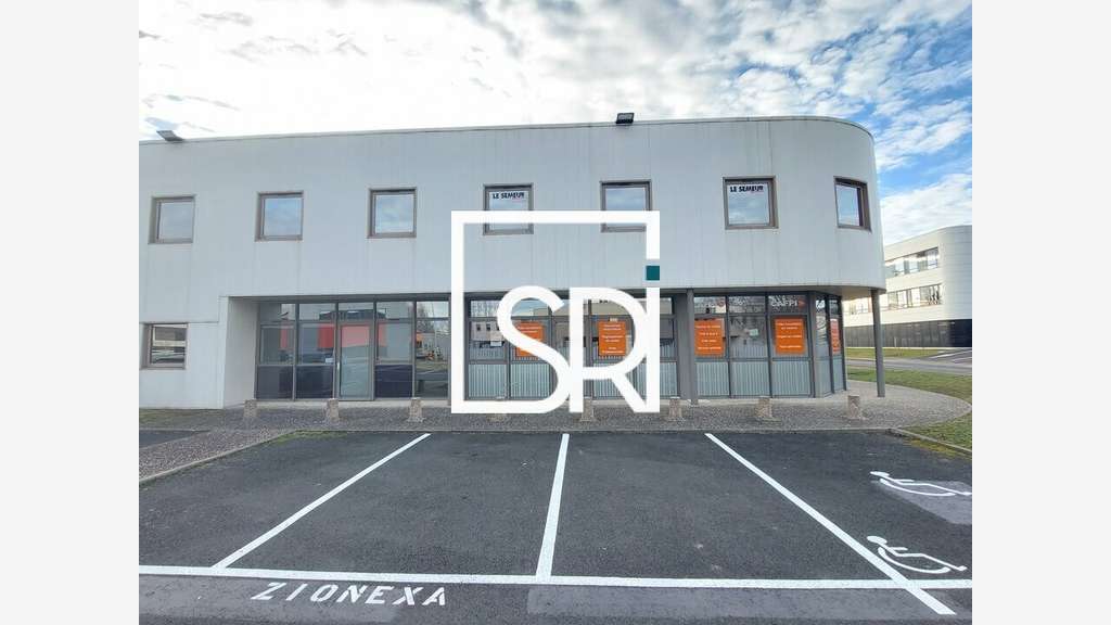Bureaux de 152m² + parkings à louer à Aubière