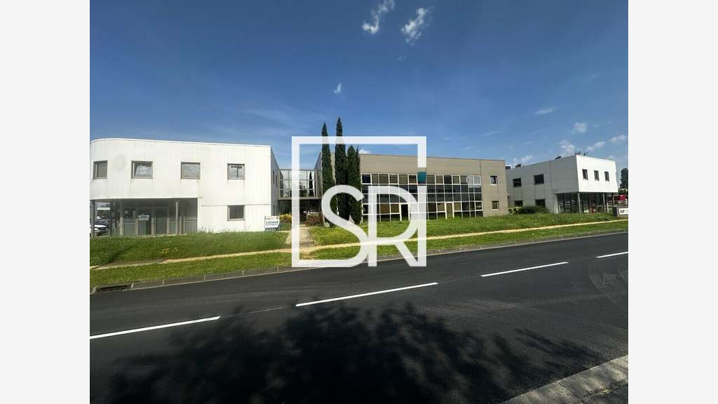 Bureaux de 152m² + parkings à louer à Aubière