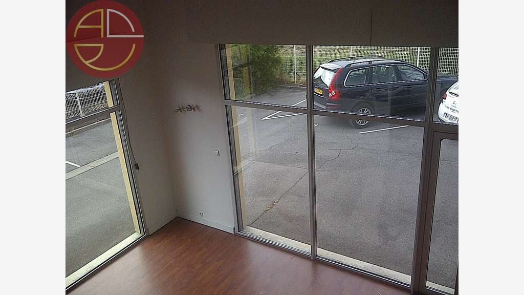 Loue local commercial de 225m² en R+1 à Aucamville