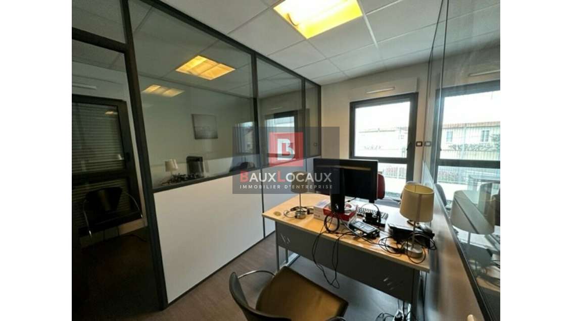 Bureaux de 23m² + parking clos à louer à Avignon 