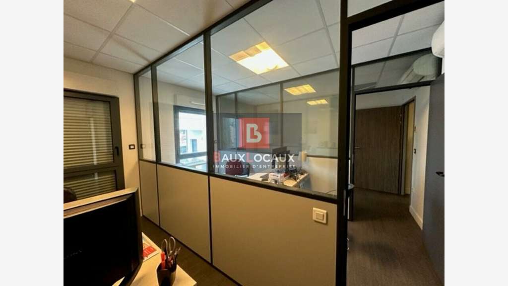 Bureaux de 23m² + parking clos à louer à Avignon