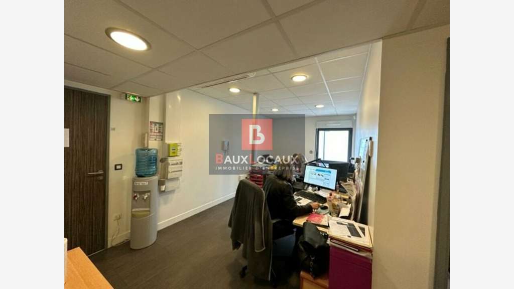 Bureaux de 23m² + parking clos à louer à Avignon