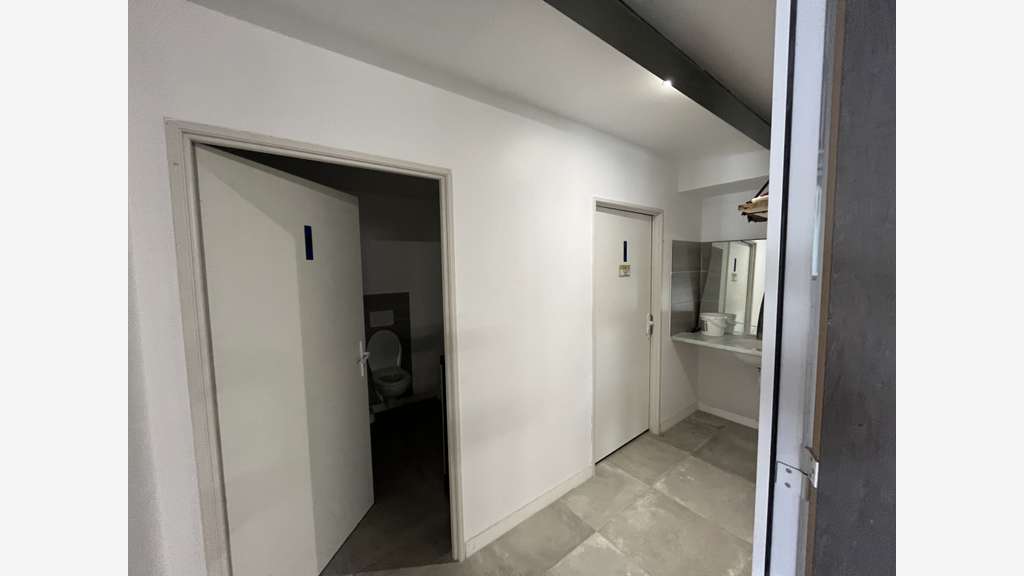 A louer local 1600m² à La Rochelle ZI Chef de Baie