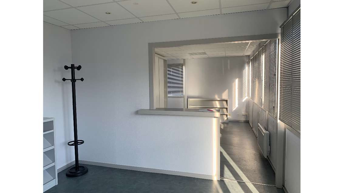 A louer entrepôt isolé 480m² 20mn Angers Nord 