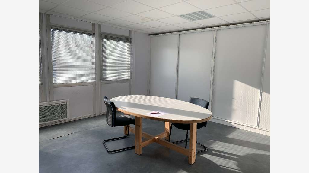 A louer entrepôt isolé 480m² 20mn Angers Nord