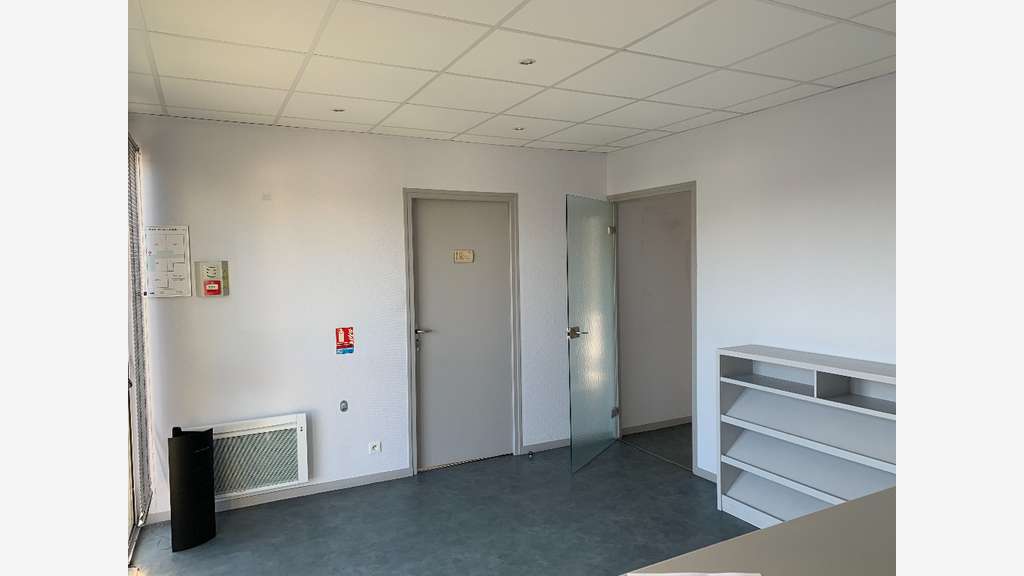 A louer entrepôt isolé 480m² 20mn Angers Nord