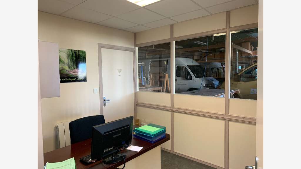 A louer entrepôt isolé 480m² 20mn Angers Nord