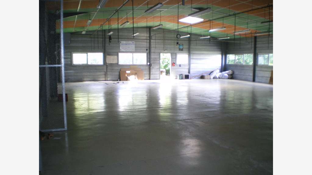 A louer entrepôt isolé 480m² 20mn Angers Nord