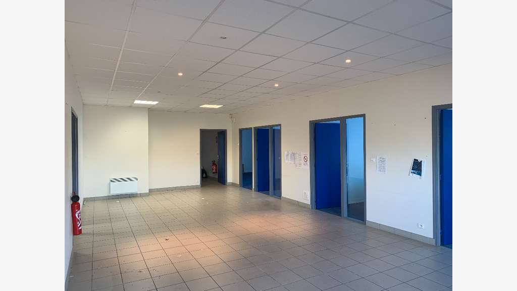 A louer bâtiment indépendant 353m² à Angers Ouest