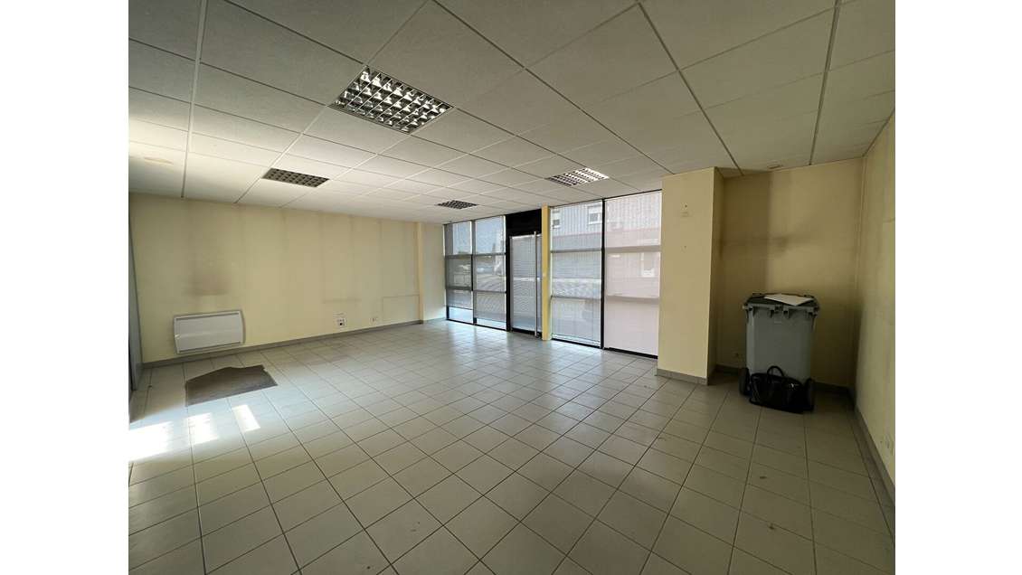 A louer bâtiment d'activité isolé 560m² Angers N/E