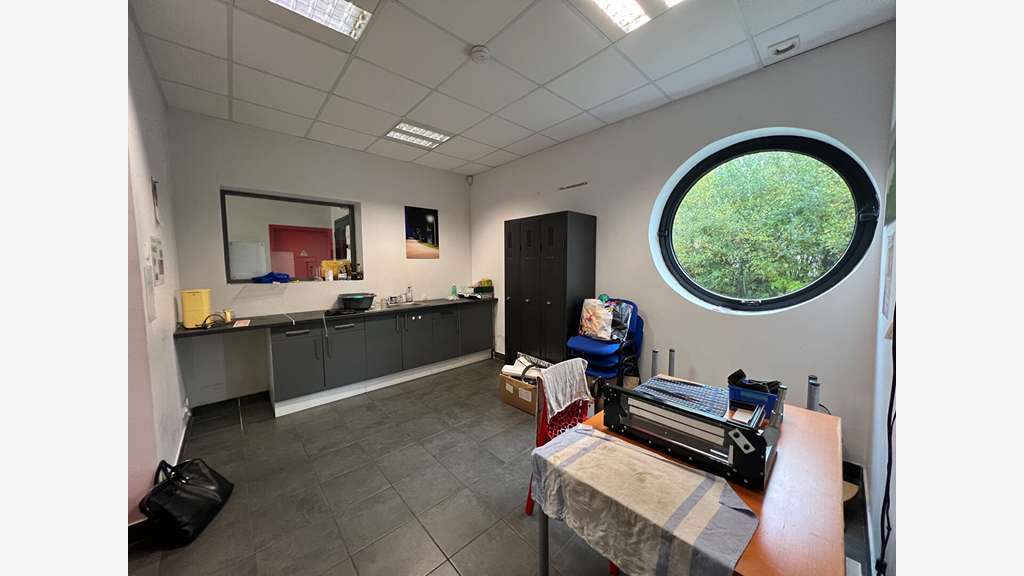 A louer bâtiment 665m² excellent état Angers Ouest