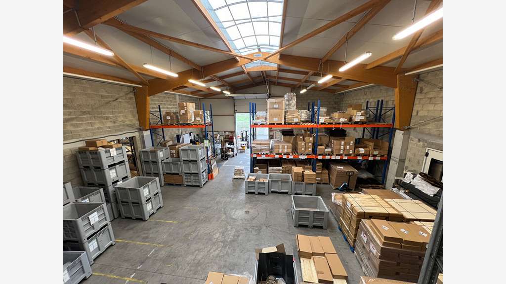A louer bâtiment 665m² excellent état Angers Ouest