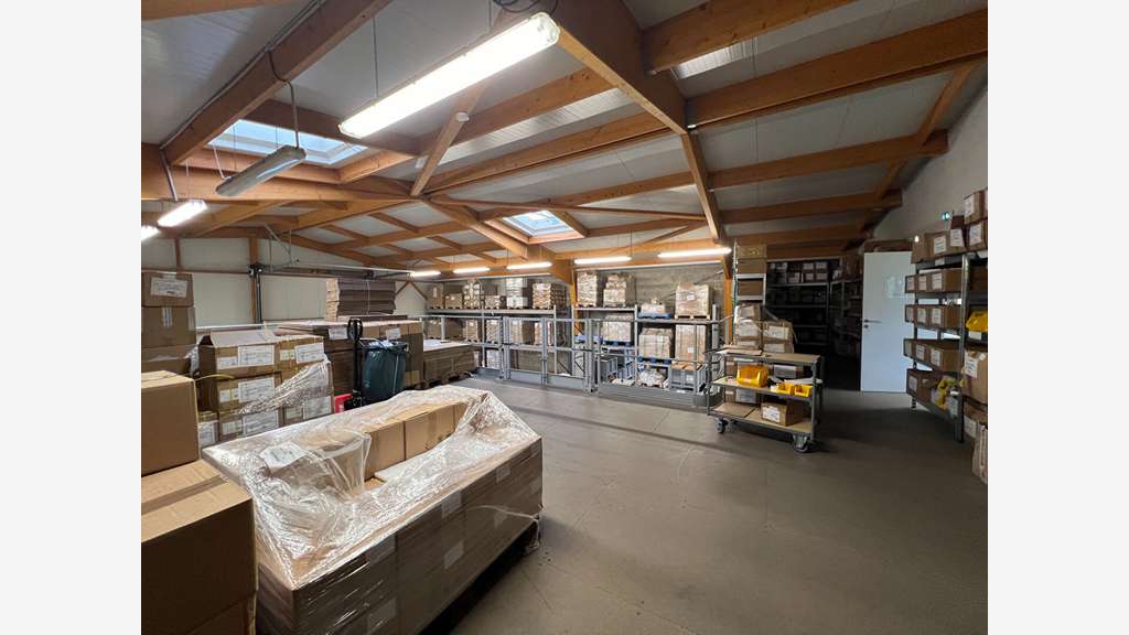 A louer bâtiment 665m² excellent état Angers Ouest