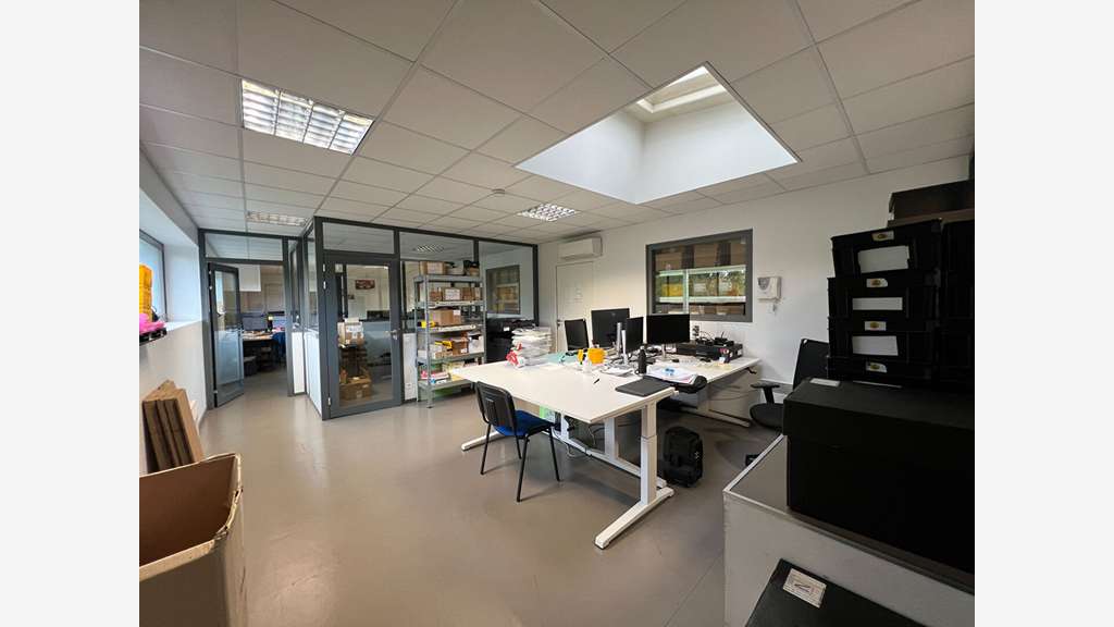 A louer bâtiment 665m² excellent état Angers Ouest