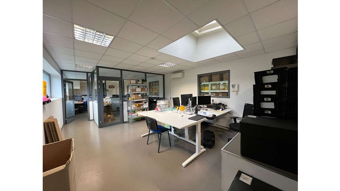 A louer bâtiment 665m² excellent état Angers Ouest