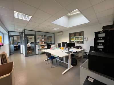 A louer bâtiment 665m² excellent état Angers Ouest