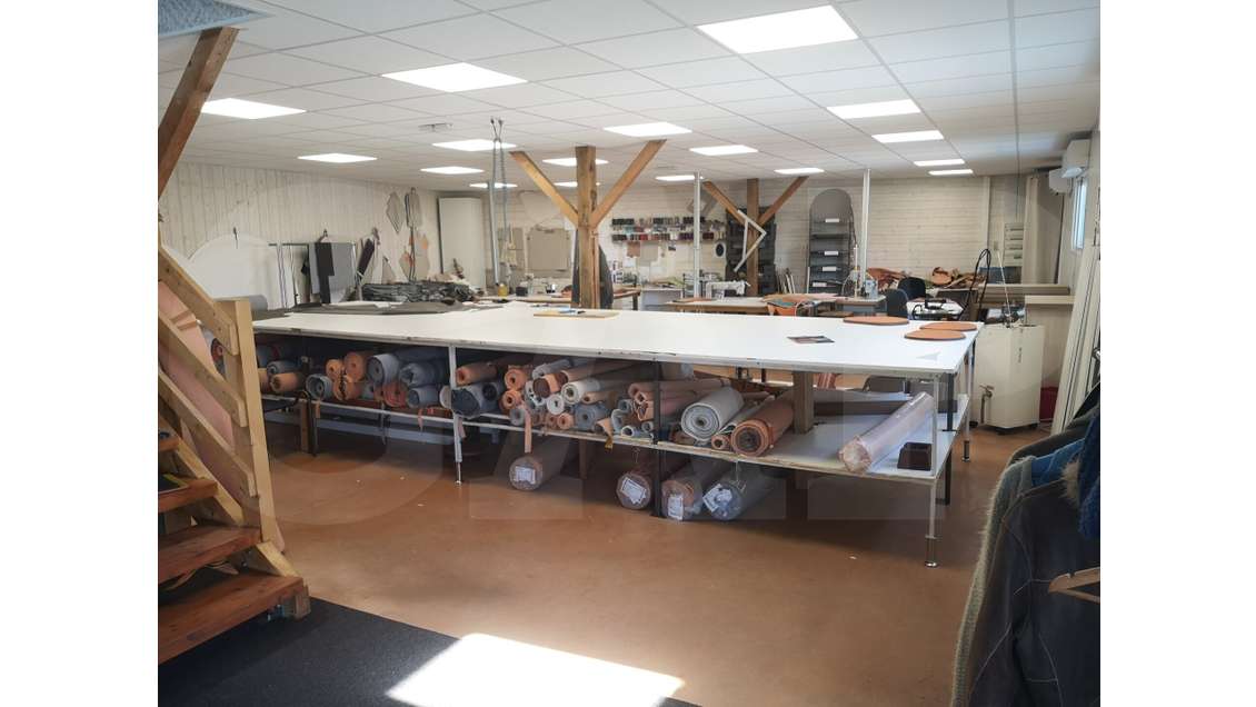 A louer local d'activité et bureaux 400m² à Theix