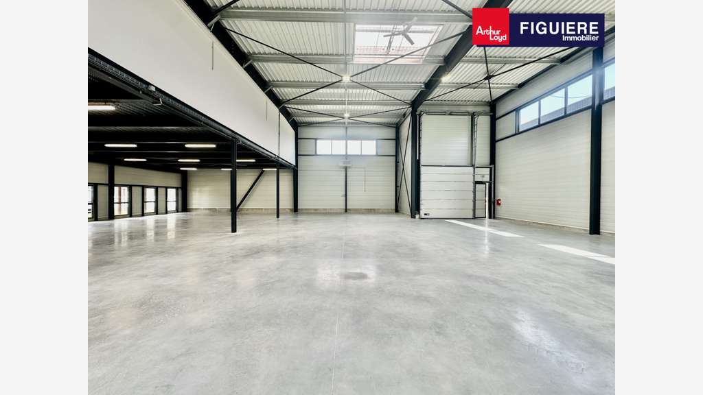A louer bâtiment d'activité neuf 675m² à Venelles