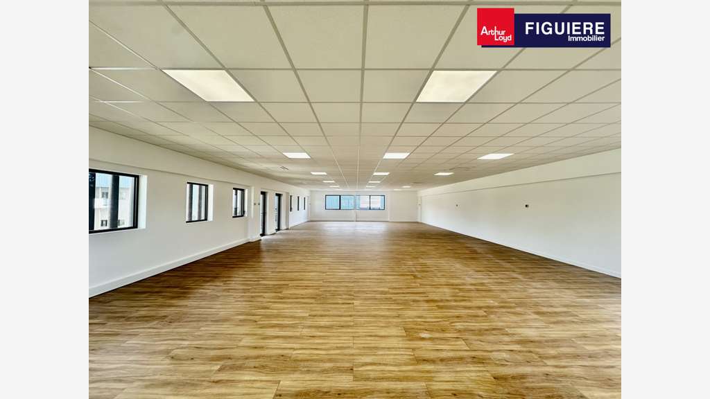 A louer bâtiment d'activité neuf 675m² à Venelles