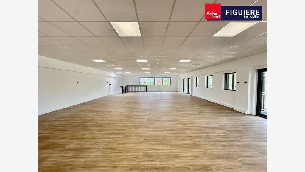 A louer bâtiment d'activité neuf 675m² à Venelles