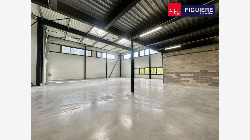 A louer bâtiment d'activité neuf 675m² à Venelles