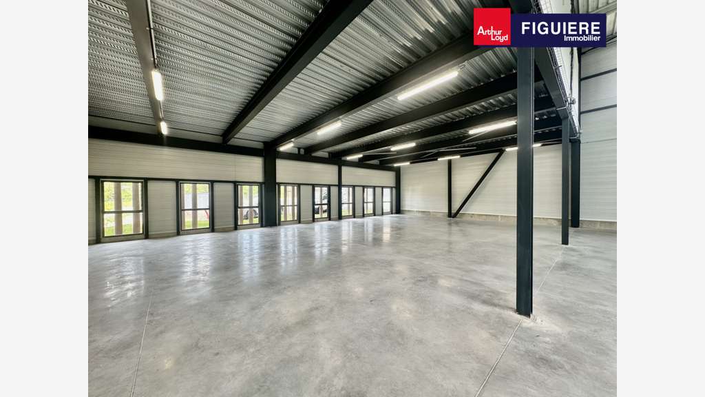 A louer bâtiment d'activité neuf 675m² à Venelles