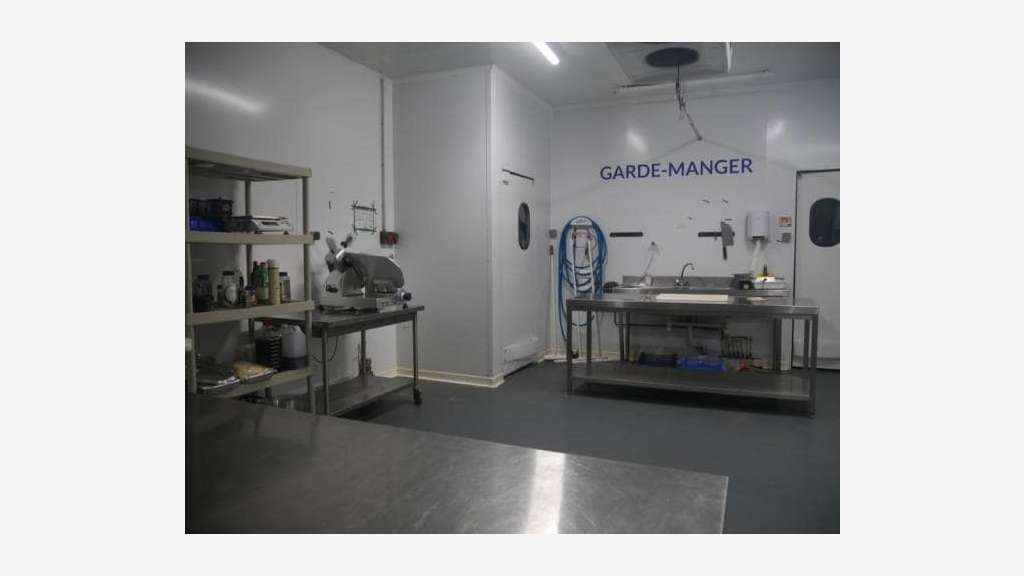 Bâtiment agroalimentaire 2450m² à L'Isle/la-Sorgue