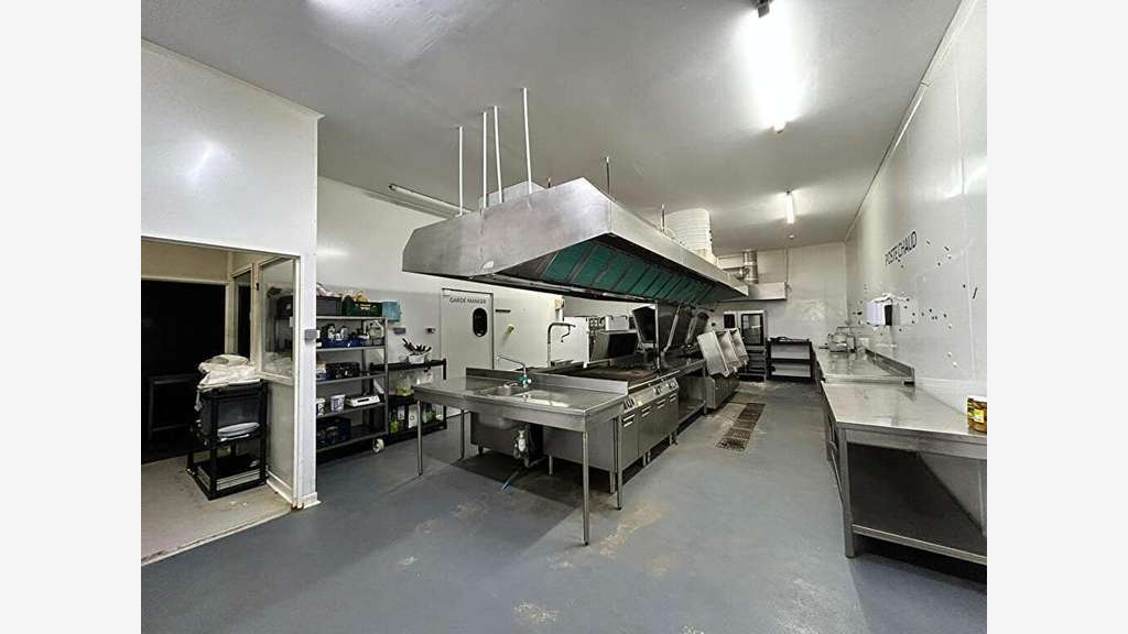 Bâtiment agroalimentaire 2450m² à L'Isle/la-Sorgue