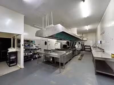 Bâtiment agroalimentaire 2450m² à L'Isle/la-Sorgue
