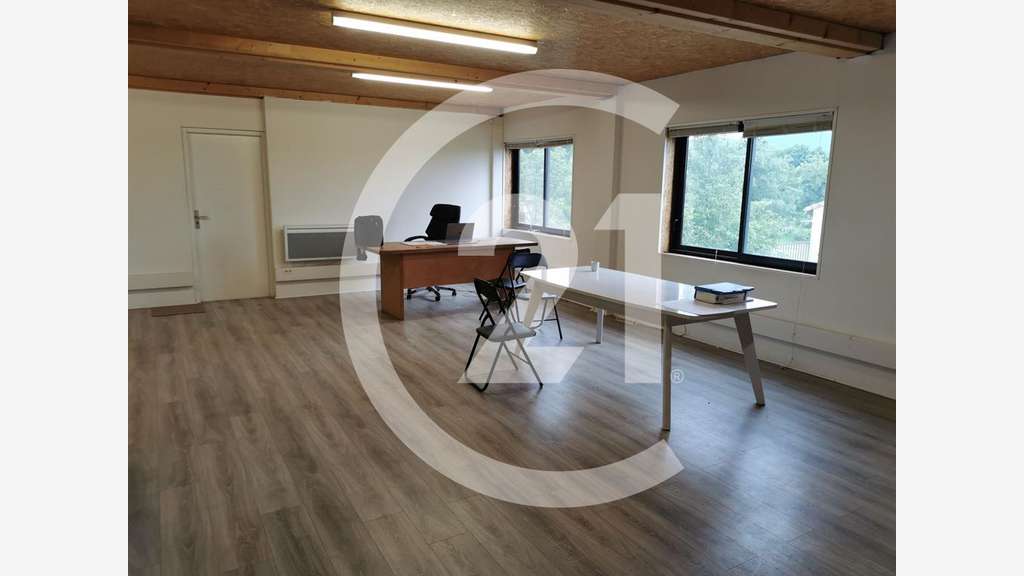 A louer bâtiment activité récent 1450m² à Chabeuil