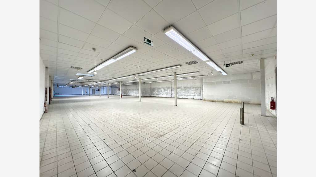 A louer local 1424m² à Roquebrune-sur-Argens RN A8
