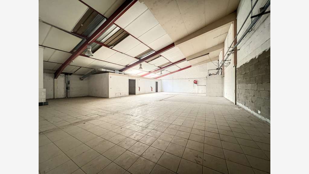 A louer local 1424m² à Roquebrune-sur-Argens RN A8