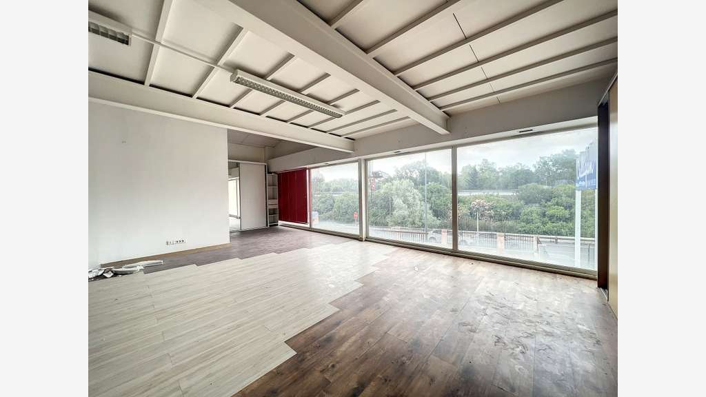 A louer local 1424m² à Roquebrune-sur-Argens RN A8