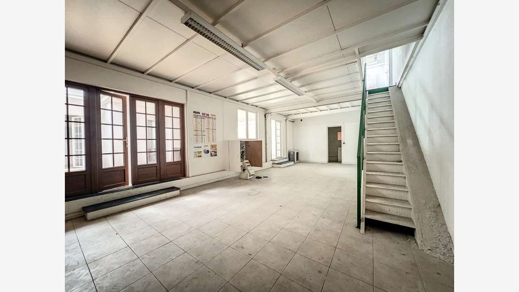 A louer local 1424m² à Roquebrune-sur-Argens RN A8