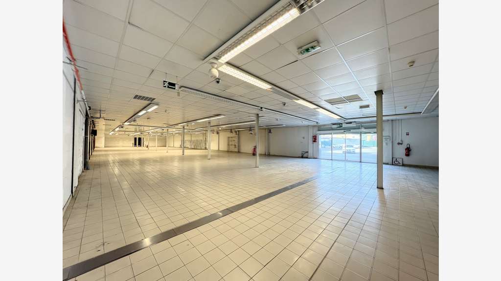 A louer local 1424m² à Roquebrune-sur-Argens RN A8