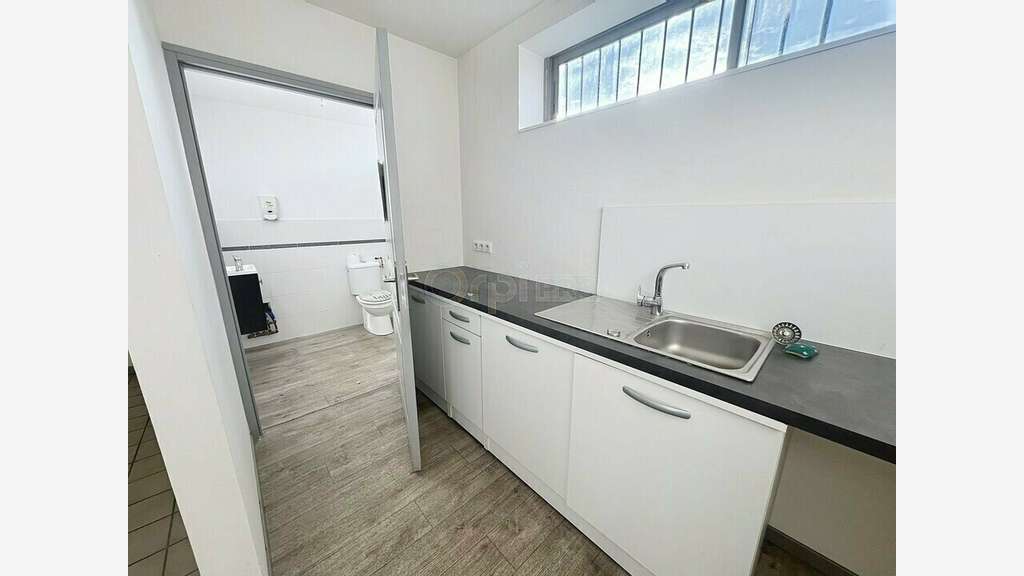 Bâtiment d'activités 1000m² à louer à Brive