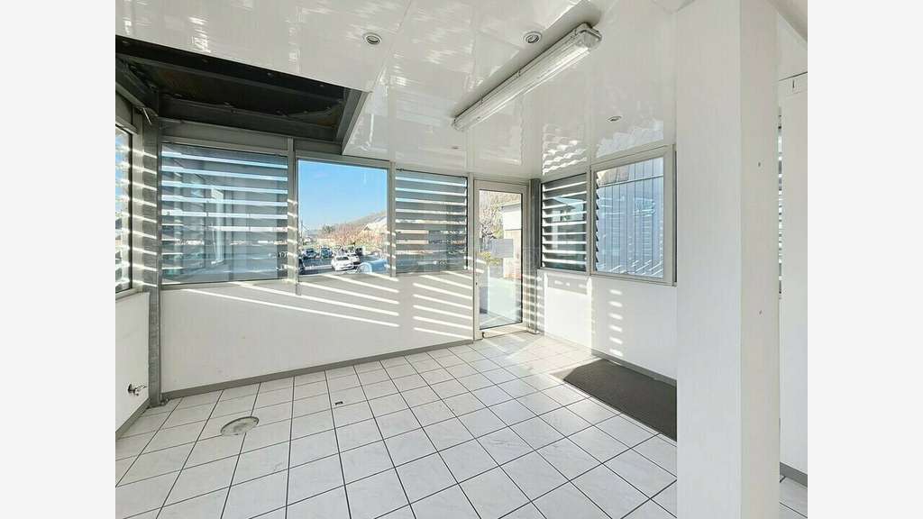 Bâtiment d'activités 1000m² à louer à Brive