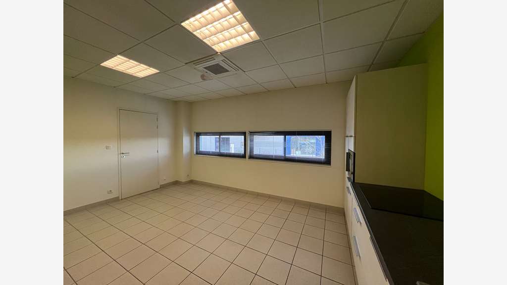 A louer bâtiment 800m² excellent état Angers Ouest